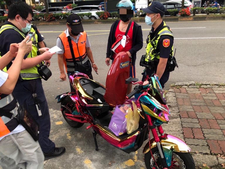 圖片說明：板橋警分局為防制非法電動自行車上路，特協請台北區監理所板橋監理站人員在板橋區溪城路共同執行聯合稽查取締改裝電動自行車勤務。（記者戴昱弘翻攝）