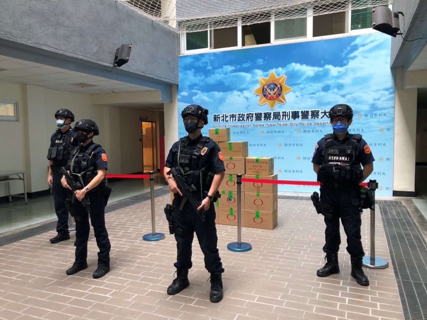 圖片說明:新北市刑大今天公開銷毀毒品。(記者徐煜勝翻攝)