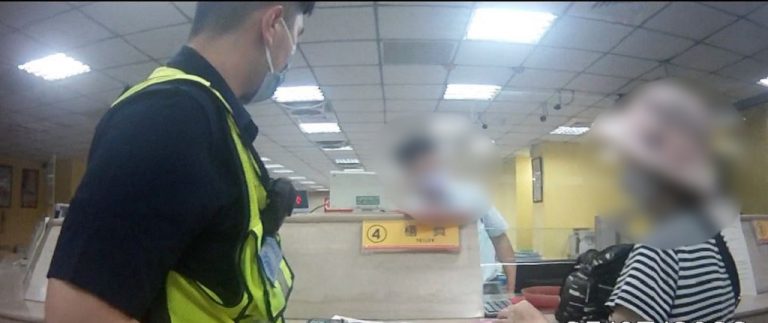 圖片說明：臺中市政府警察局第四分局大墩派出所員警耐心勸說陳姓六旬婦人後，成功阻詐保住73萬元。(記者謝榮浤翻攝)