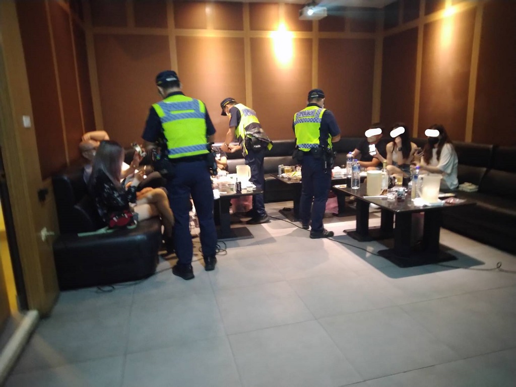 圖片說明：中警四分局於日前進入包廂一一清查顧客身分，絕不容有心人士挑戰警察之公權力。 (記者謝榮浤翻攝)