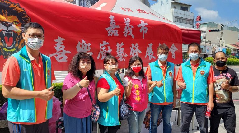 圖片說明 : 烈日之下喜樂廚藝協會幹部及林雪峰頂著豔陽親切招呼捐血人。(記者劉治強攝)