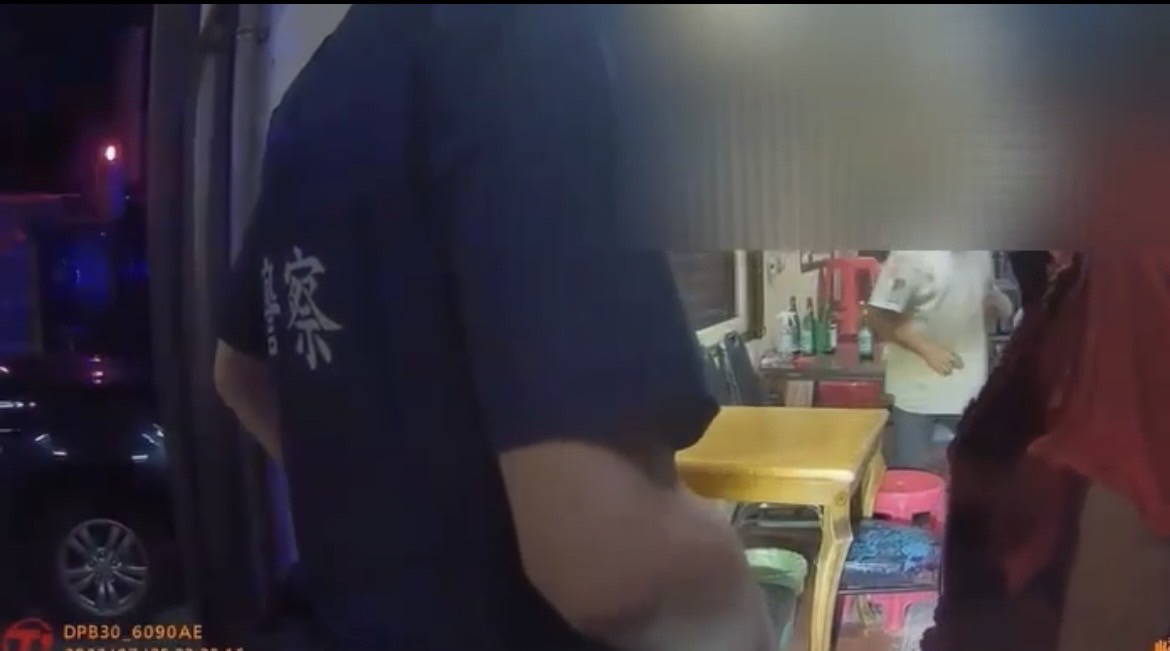 圖片說明：汐止警將酒後鬧事者全部帶回派出所。（記者徐煜勝翻攝）