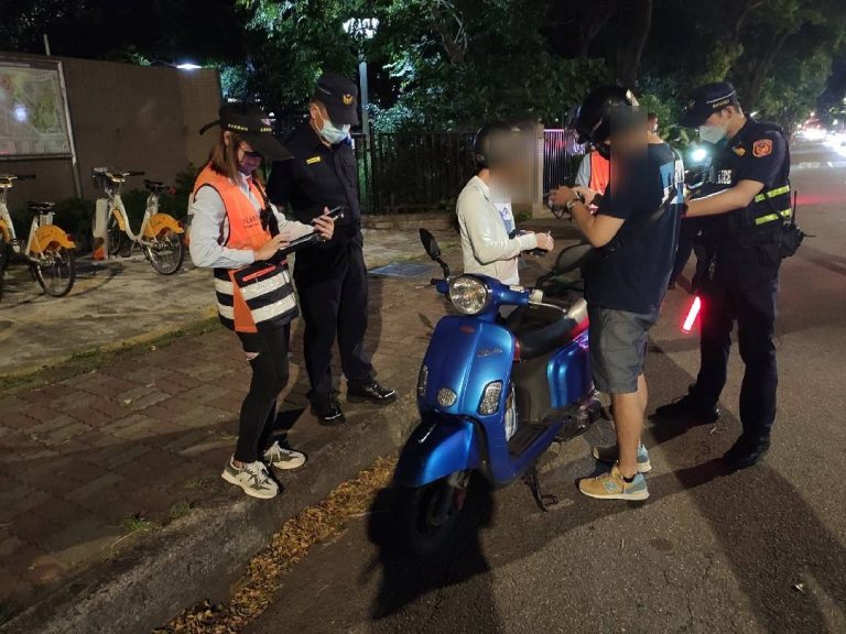 圖片說明：板橋警分局每逢假日均編排多名警力，投入各易危險駕車路段及經常滋事地點，以威力路檢、密集巡邏等方式，藉以遏阻危險駕車歪風。（記者戴昱弘翻攝）