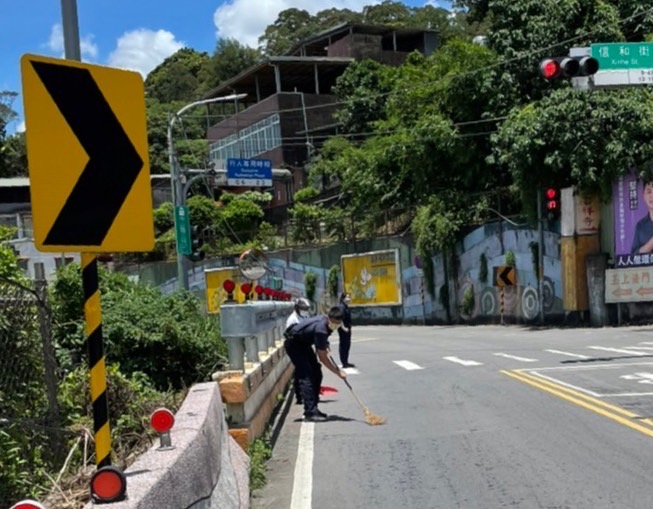 圖片說明：樹林中山路散落一地的鐵屑，樹林警立即與當地里長、清潔隊合力清理。（記者徐煜勝翻攝）
