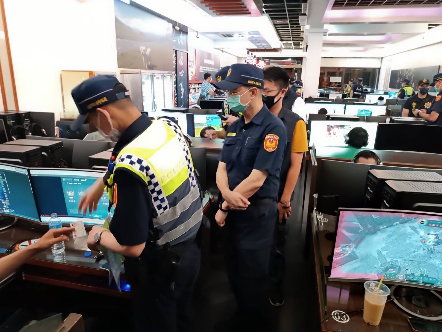 圖片說明:蘆竹分局結合市警局少年警察隊及桃園市府各局處組成聯合稽查小組加強取締。(記者吳萍翻攝)