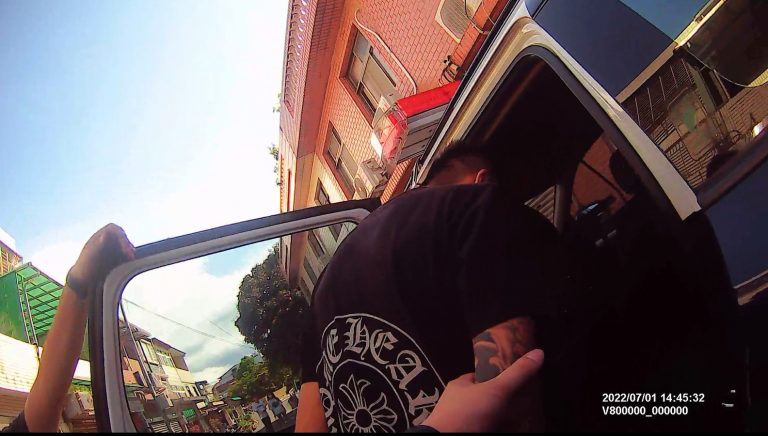 圖片說明:汐止警日前前往詐欺車手柯嫌位於林口區之住處將其拘提到案,並起獲作案手機、假扮檢察官穿著之西裝等證物,全案警詢後依刑法詐欺罪移送地檢署偵辦。(記者徐煜勝翻攝)