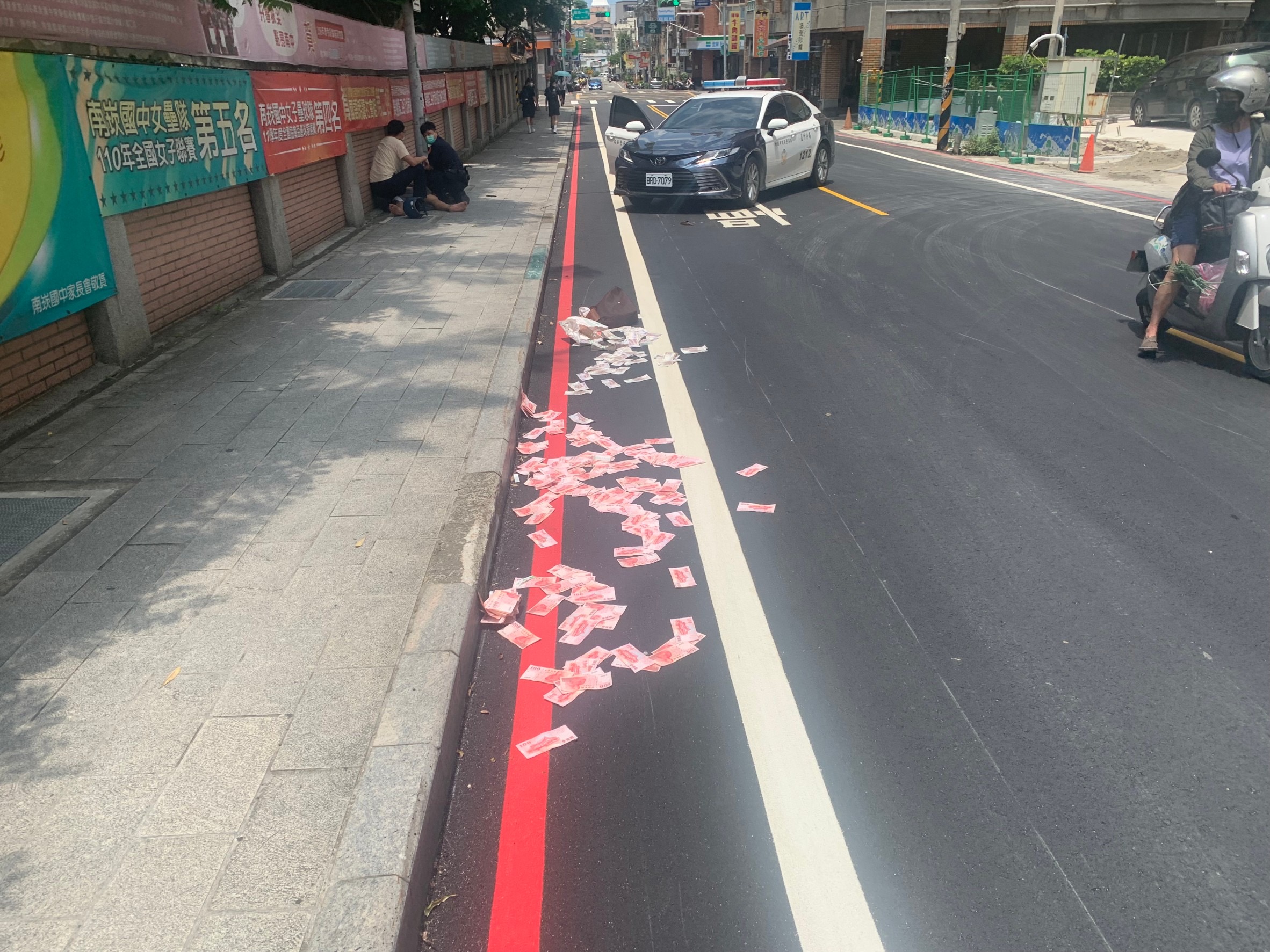 圖片說明:嫌犯遭逮贓款散落一地。(記者宋紹誠翻攝)