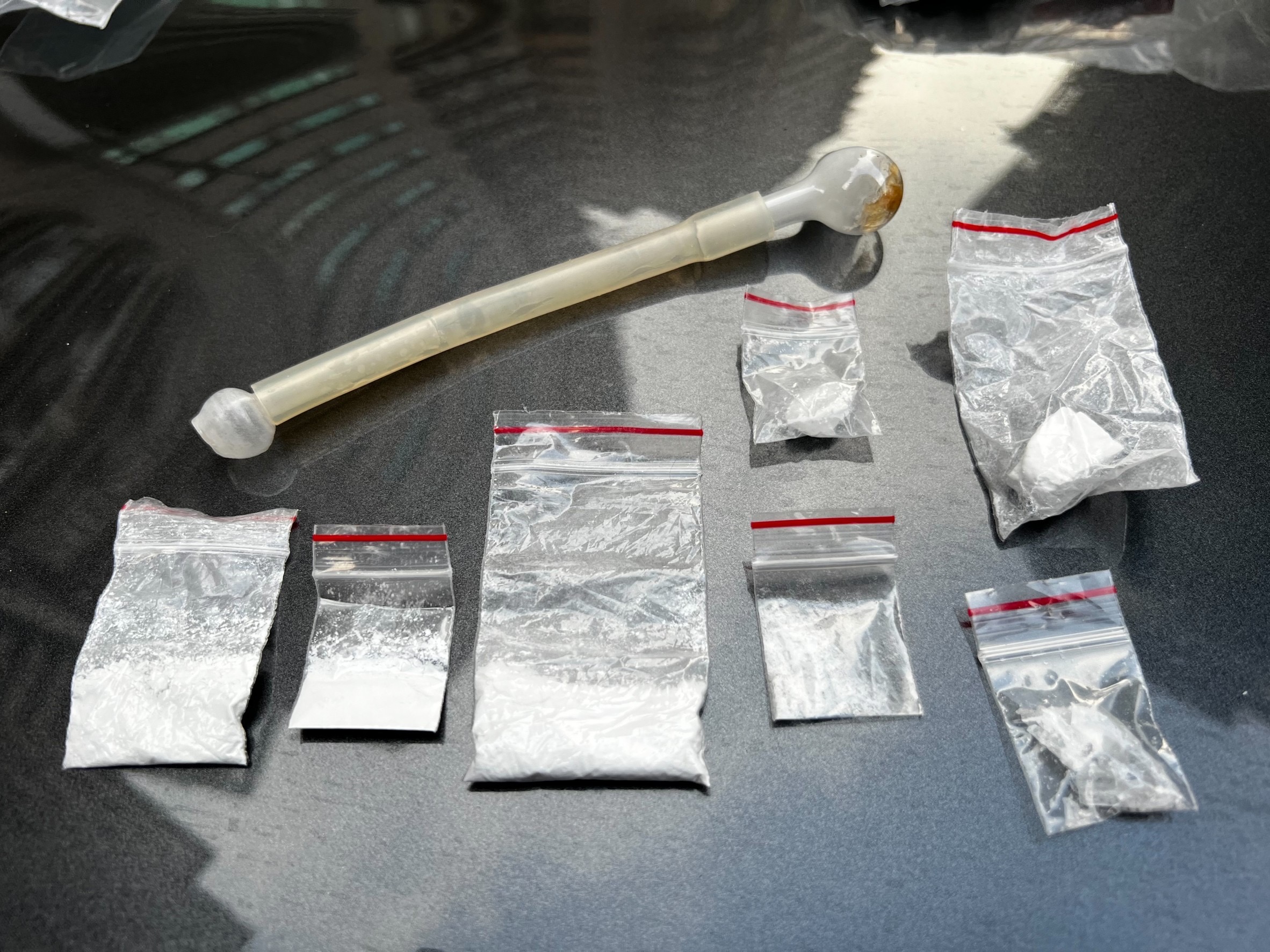 圖片說明：汐止警於竊盜犯車上搜獲之毒品。（記者徐煜勝翻攝）