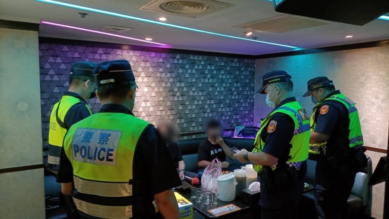 圖片說明:土城警擴大臨檢大掃蕩。(記者徐煜勝翻攝)