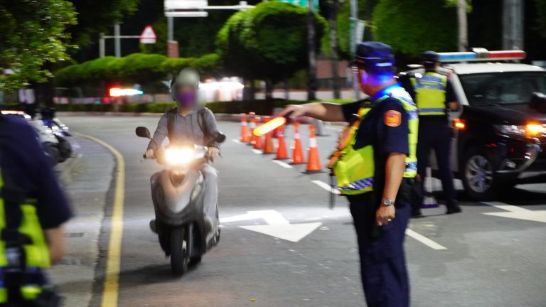 圖片說明：新莊警分局為防制酒後駕車及降低事故發生，於日前執行取締酒駕專案，於主要聯外幹道設置路檢，期能防杜絕酒駕，展現穩定治安之決心。（記者戴昱弘翻攝）