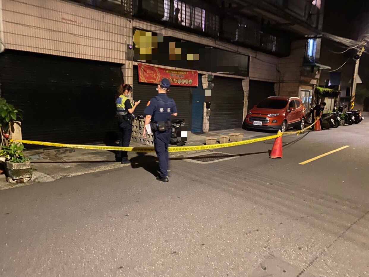 圖片說明:中和分局林副分局長率偵查隊、秀山所警力到場處置,迅速組成專案小組積極查緝,現場發現有3枚彈殼,鐵門有3個彈孔。(記者徐煜勝翻攝)