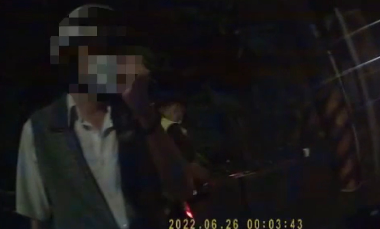 圖片說明：趙男酒駕電動自行車被汐止警攔檢。（記者徐煜勝翻攝）