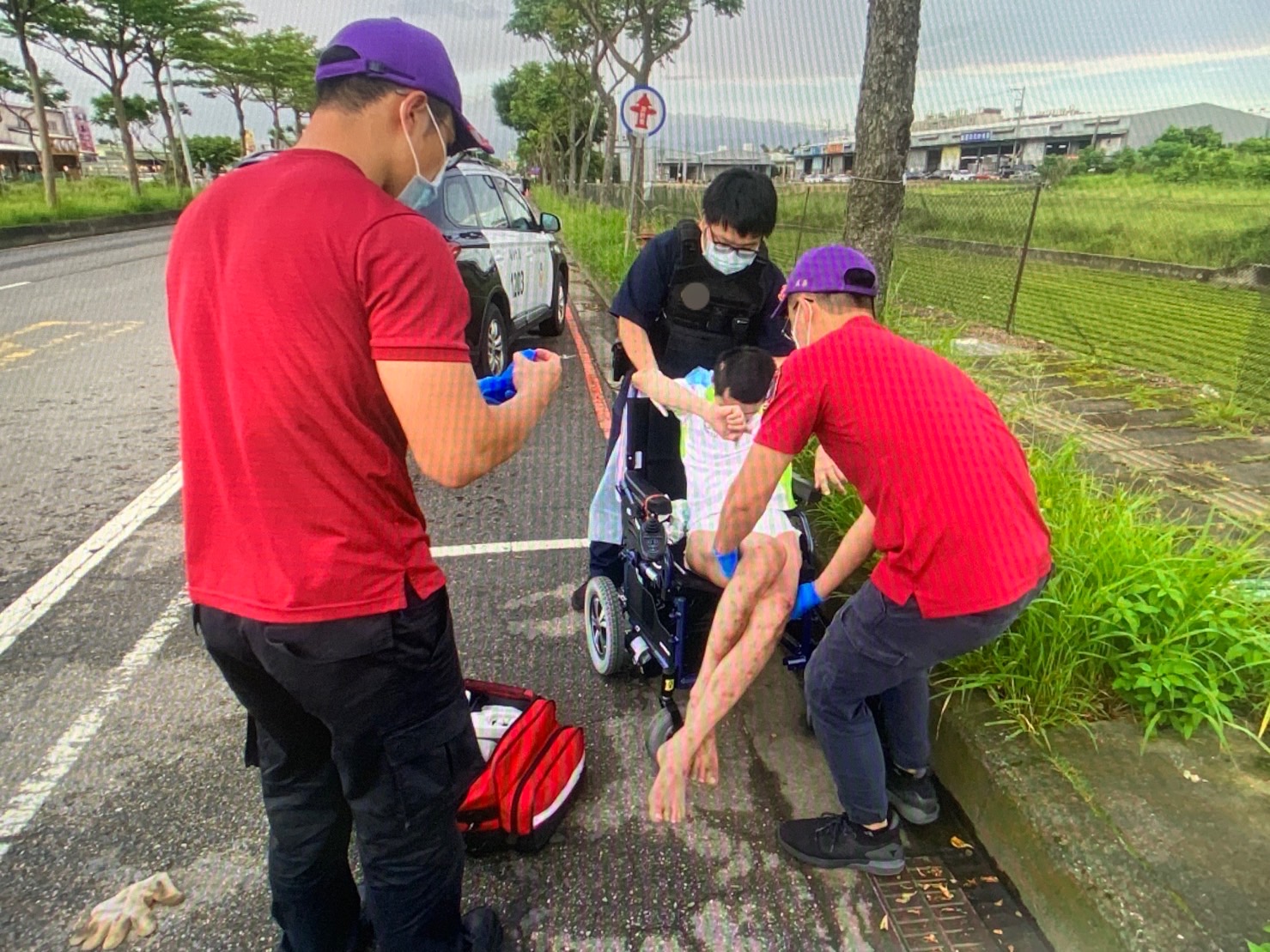 圖片說明:蘆竹警消合力救扶身障男子。(記者宋紹誠翻攝)