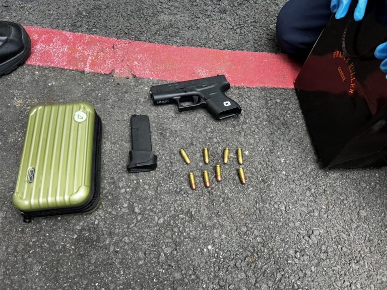 圖片說明:中和警巡邏查獲男子身上之槍彈。(記者徐煜勝翻攝)