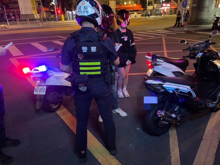 圖片說明:中和警分局蒐集改裝汽機車輛經常行駛路段,不定時不定點針對各類交通違規車輛加強稽查取締。(記者徐煜勝翻攝)