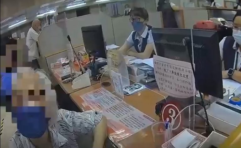 圖片說明:汐止警接獲華南銀行汐止分行行員通報有名婦人急於欲匯款54萬裝潢房子,疑似被騙。(記者徐煜勝翻攝)