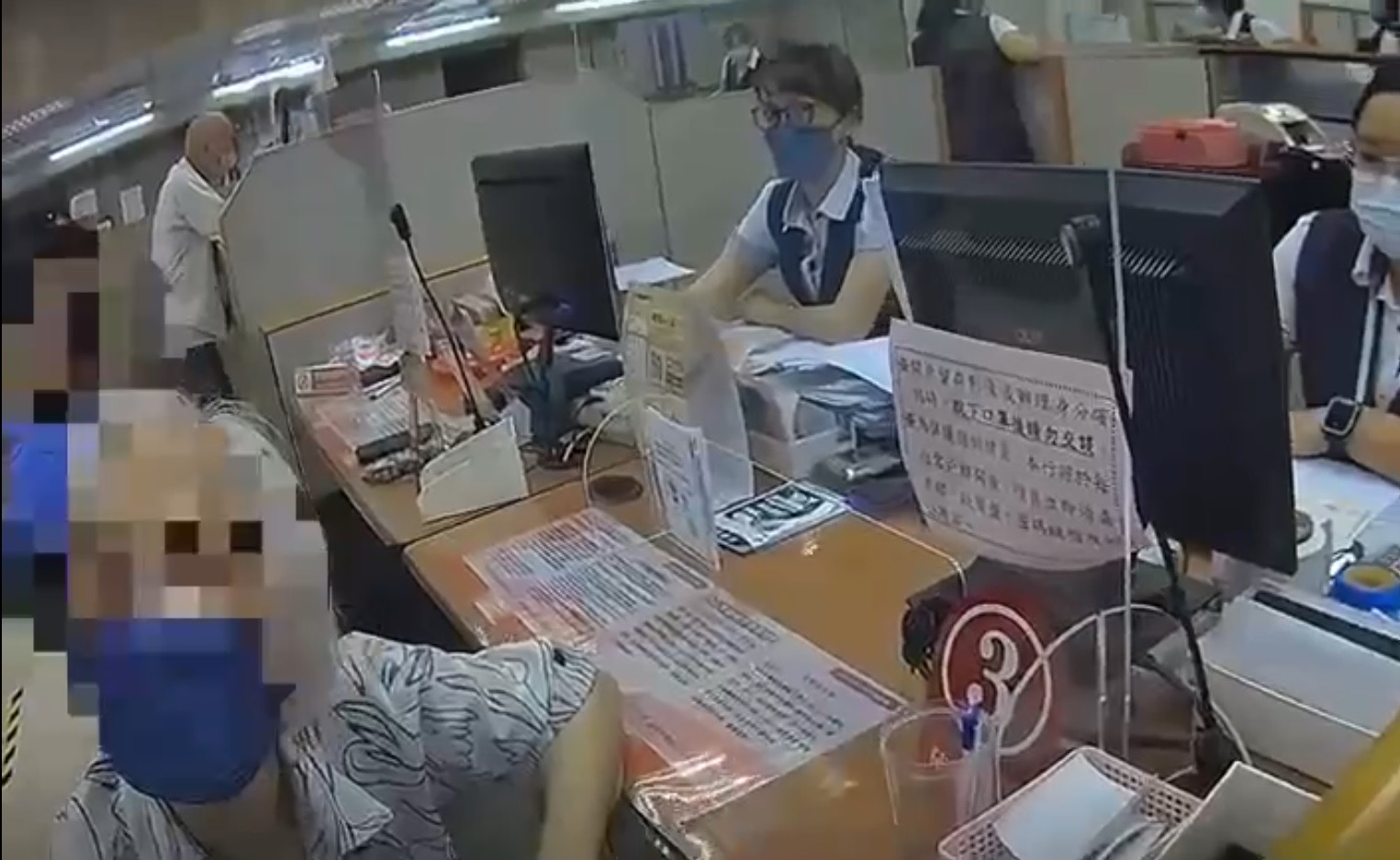 圖片說明：汐止警接獲華南銀行汐止分行行員通報有名婦人急於欲匯款54萬裝潢房子，疑似被騙。（記者徐煜勝翻攝）