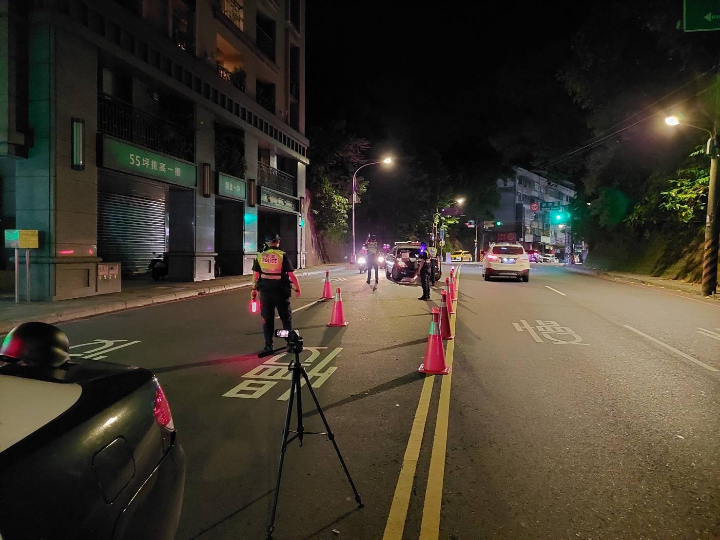 圖片說明：中和警實施擴大臨檢。（記者徐煜勝翻攝）