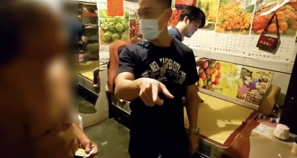 圖片說明：汐止警查獲詐騙車手。（記者徐煜勝翻攝）