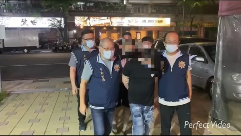 圖片說明:中和警快打部隊速逮捕打架鬧事者。(記者徐煜勝翻攝)