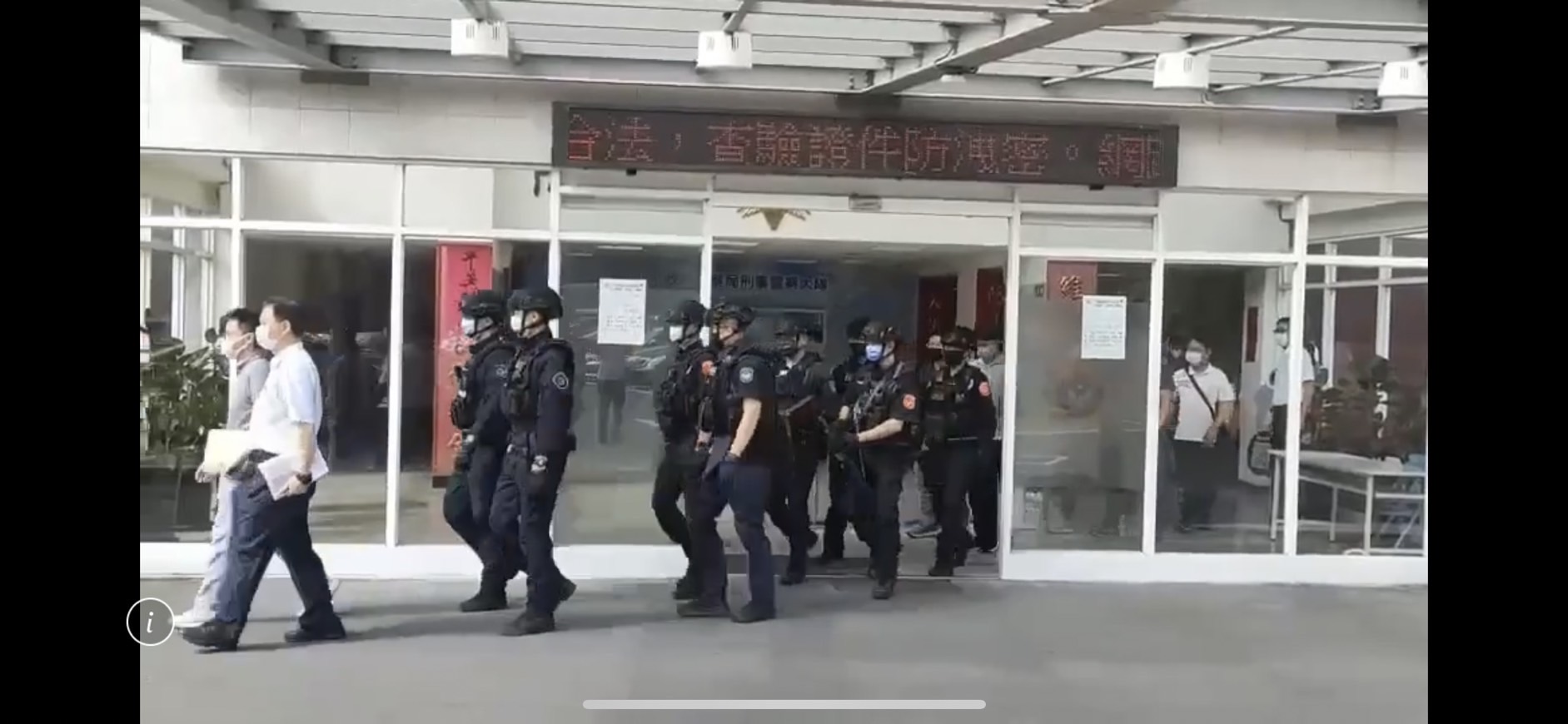 圖片說明:新北警將槍擊案幕後藏人逮捕到案。(記者徐煜勝翻攝)