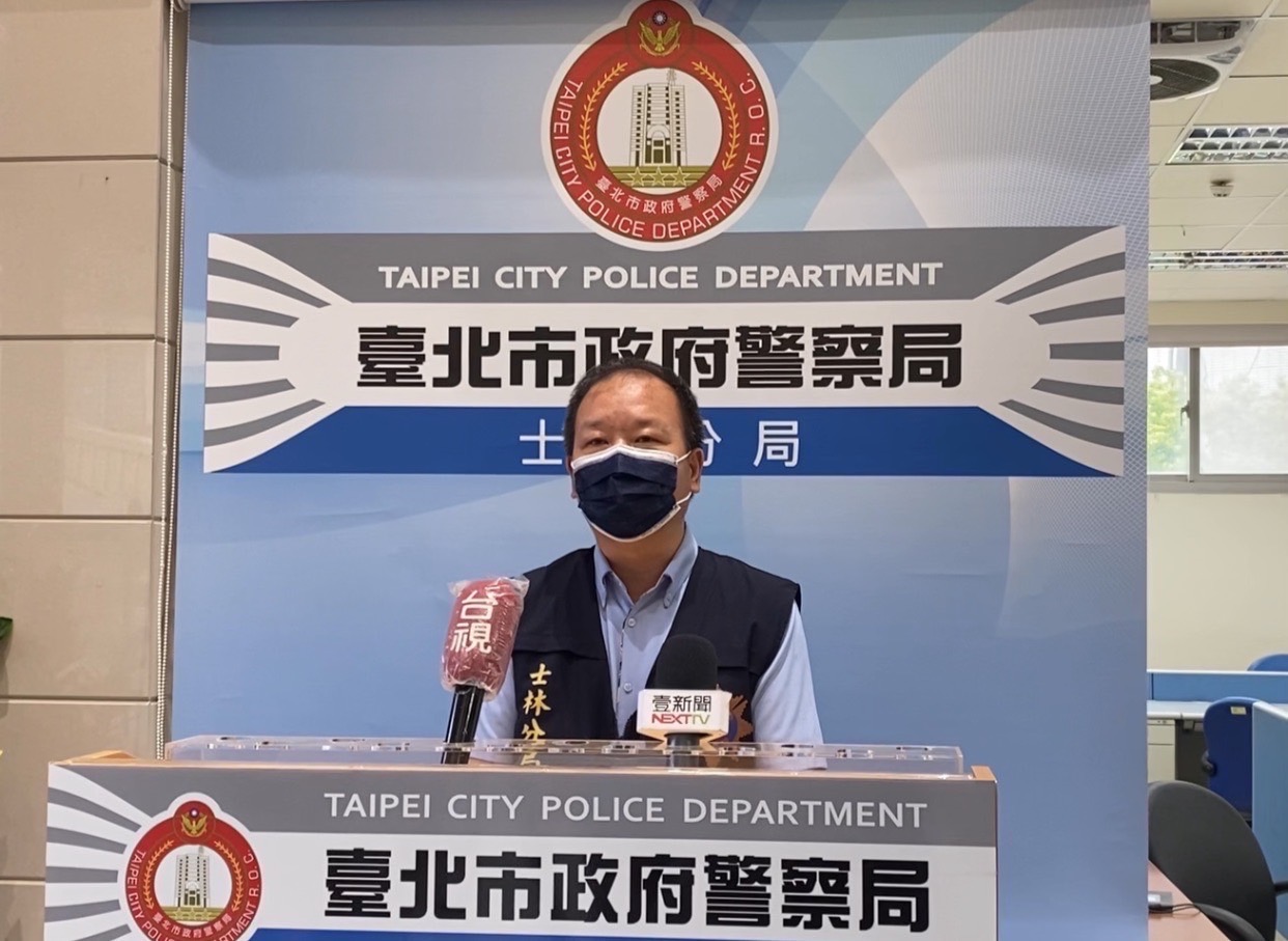 圖片說明：偵查隊副隊長林顏興說明畫面。（記者徐煜勝翻攝）