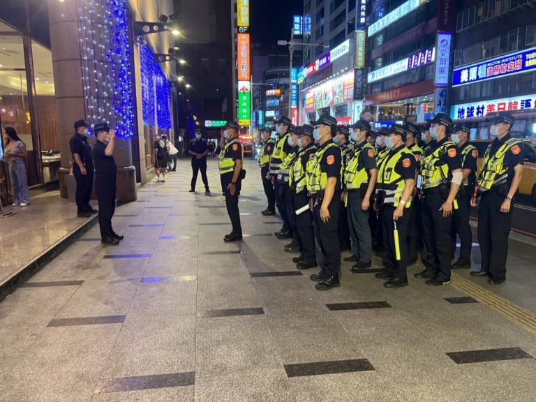 圖片說明：板橋警威力掃蕩行前勤教。（記者戴昱弘翻攝）