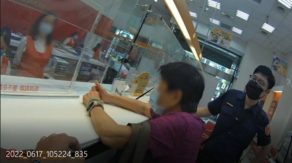 圖片說明：中和警接獲銀行通報有老婦欲匯190萬立即前往現場了解。（記者徐煜勝翻攝）