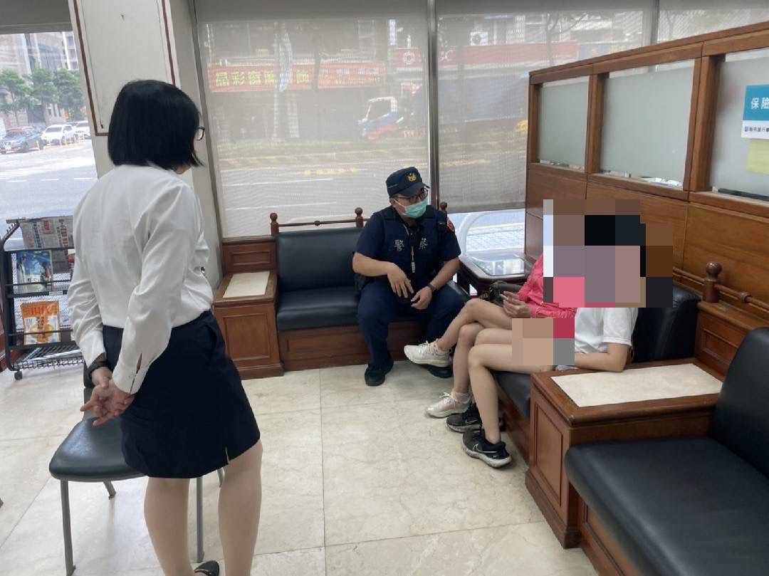 圖片說明:南崁所員警阻止一名婦人遭自稱伊拉克將軍的男網友詐騙。(記者宋紹誠翻攝)