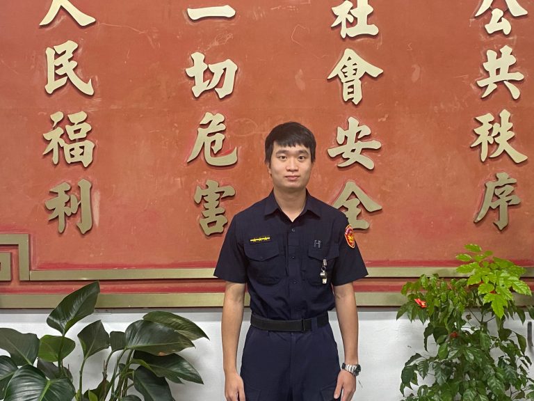 圖片說明：萬芳所員警陳致偉協助一名受困車站的老翁返家。（記者趙靜姸翻攝）