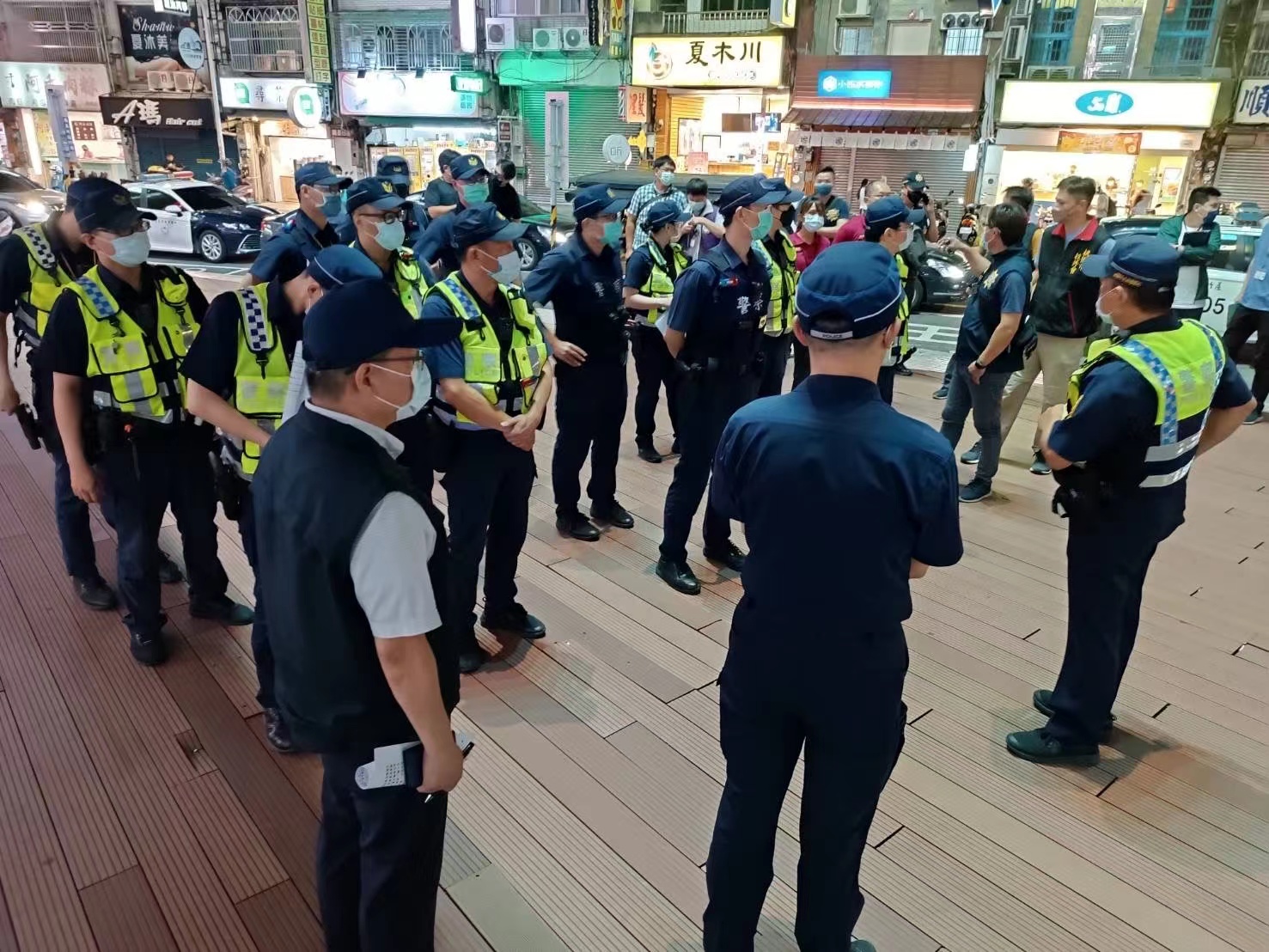 圖片說明:青春專案啟動首日,蘆竹分局聯合稽查嚴防少年涉不法。(記者吳萍翻攝)