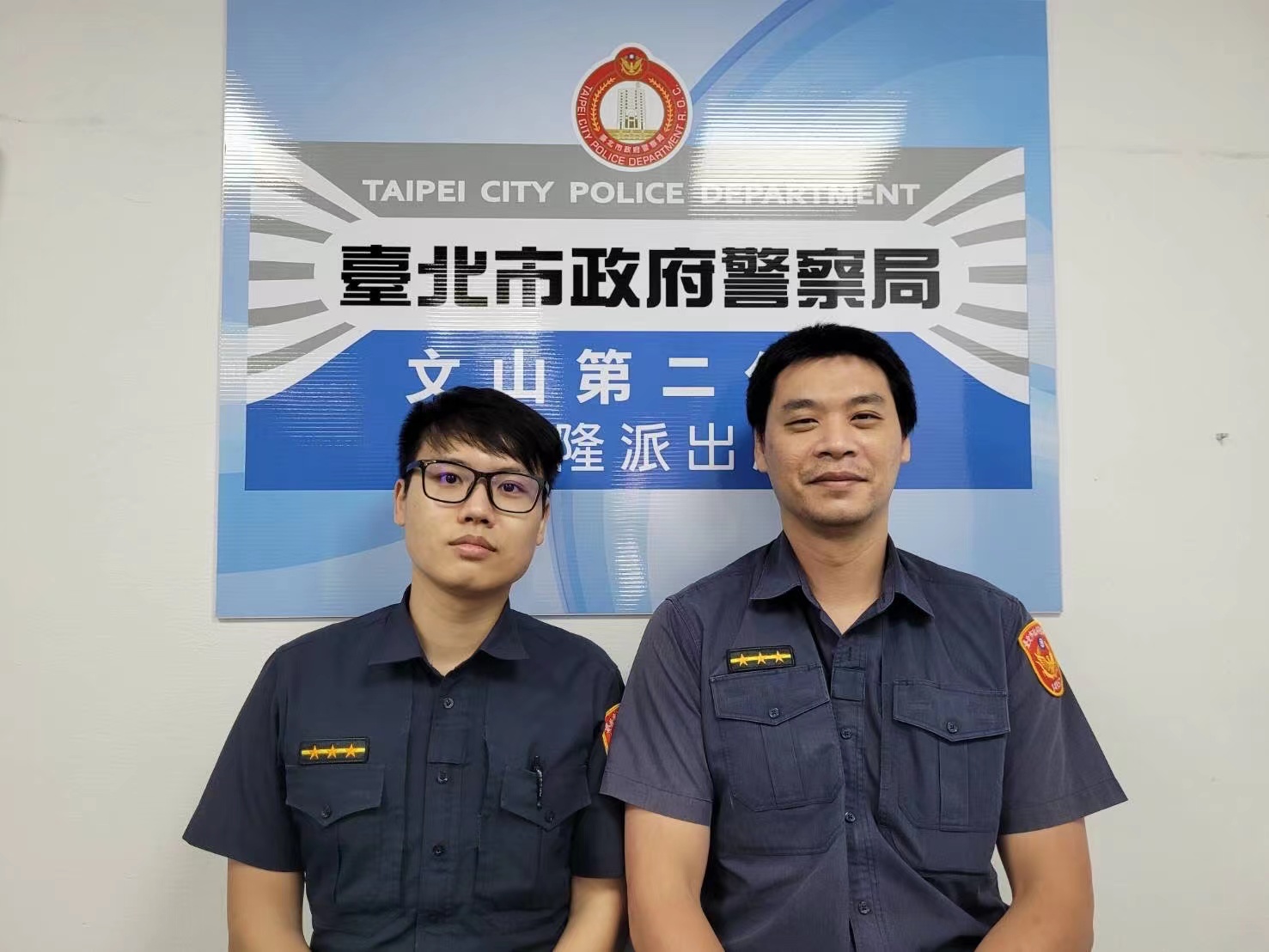 圖片說明:興隆所警員蘇志昇(左)、吳文軒(右)協助智能障礙胡男安全返家。(記者吳萍翻攝)