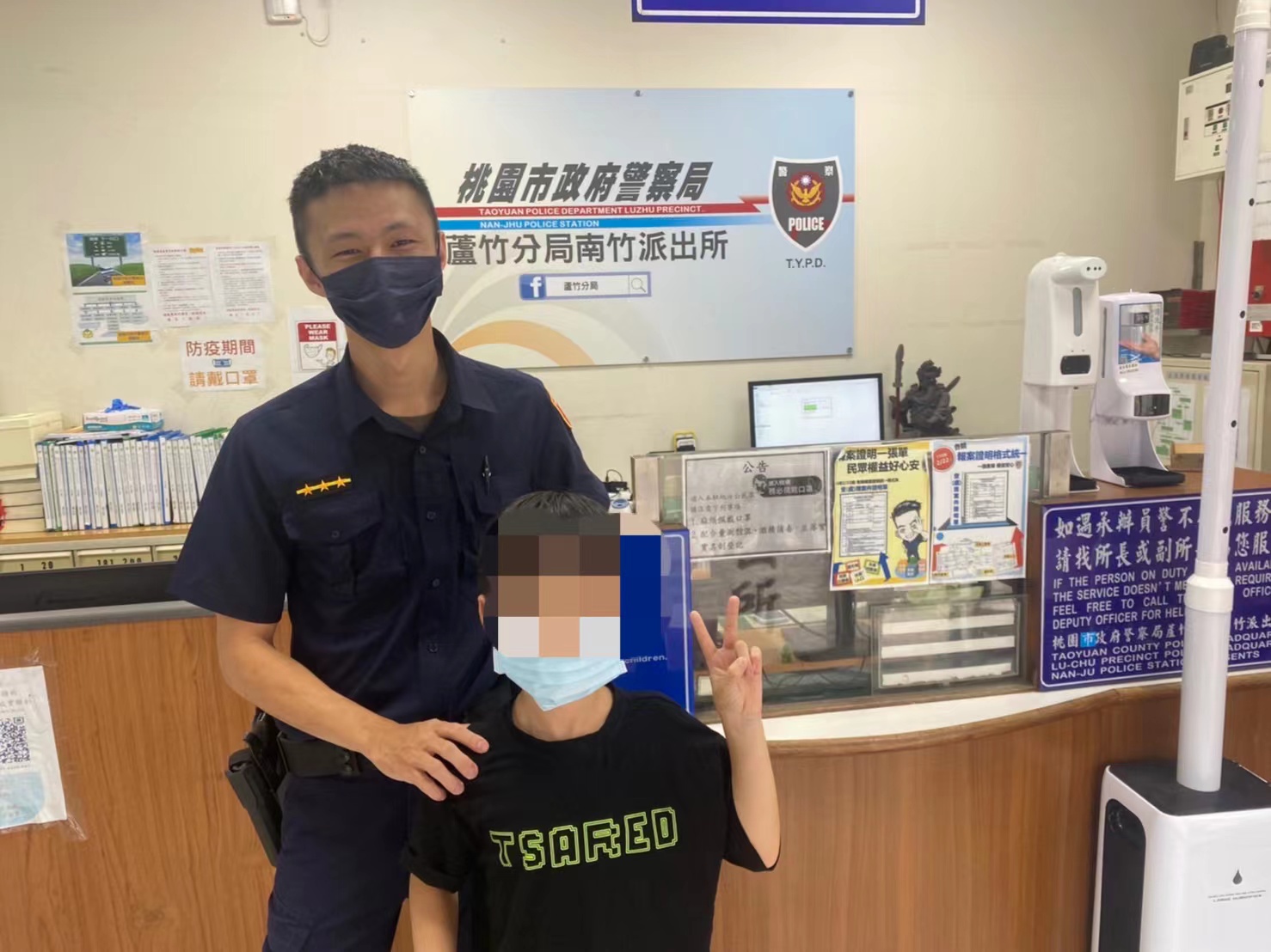 圖片說明:10歲男童攔車北上想去找媽媽,蘆竹警耐心教導男童用視訊與媽媽聯絡。(記者吳萍翻攝)