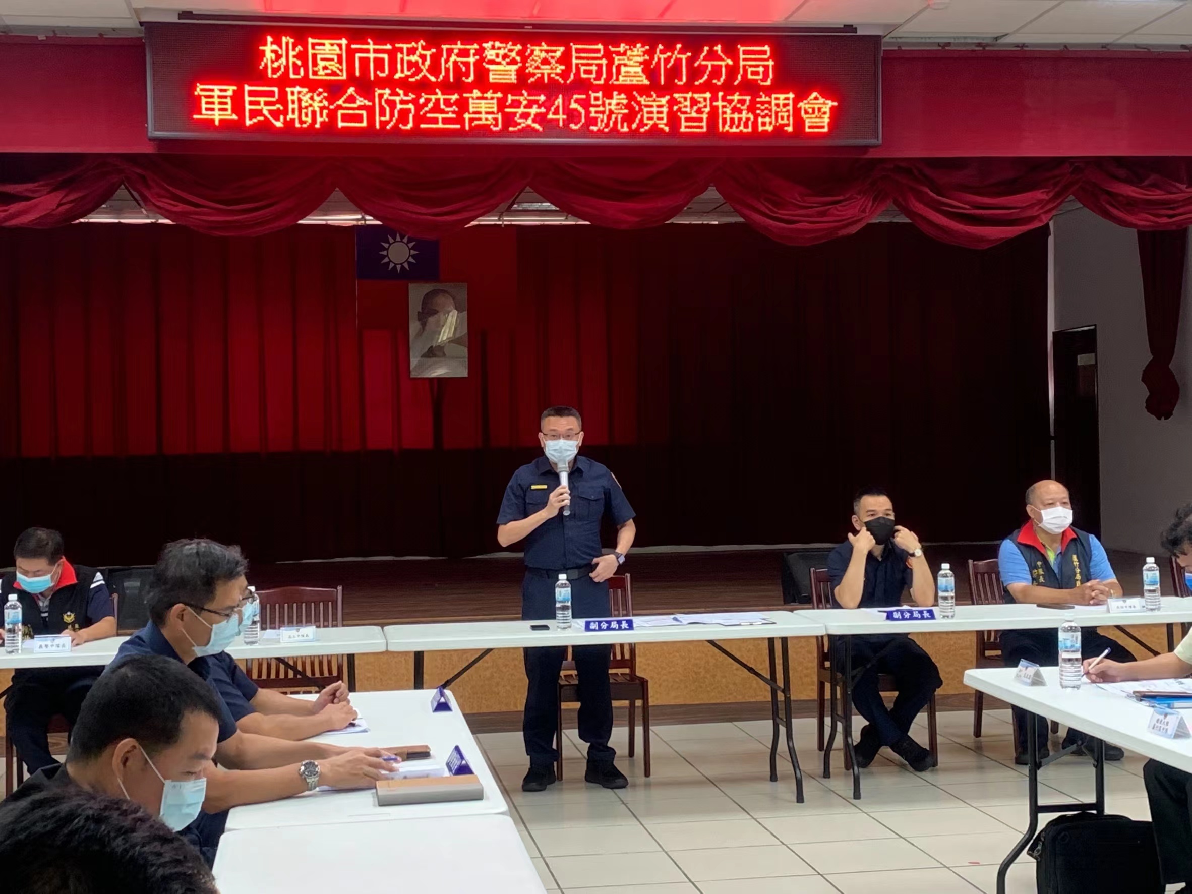 圖片說明:蘆竹副分局長高海源主持萬安45號演習協調會,蘆竹分局員警及各單位嚴陣以待。(記者吳萍翻攝)