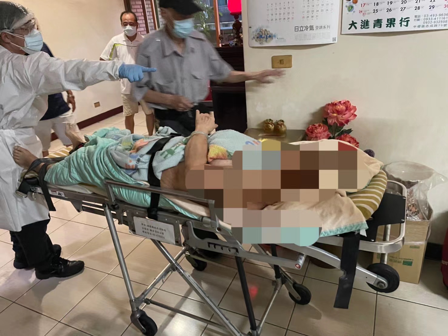 圖片說明:南崁所員警獲報速將跌倒的獨居老婆婆送醫保性命。(記者吳萍翻攝)