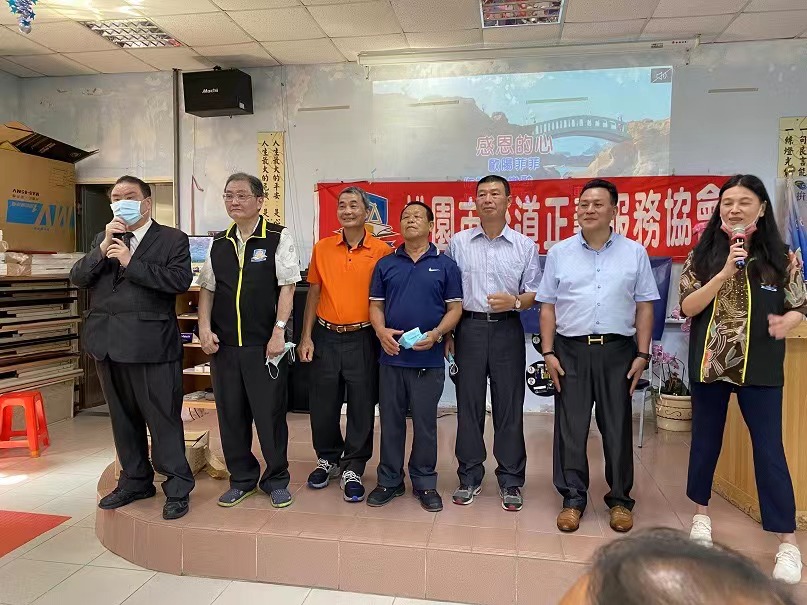 圖片說明:桃園市公道正義服務協會理監事合唱感恩的心。(記者宋紹誠翻攝)