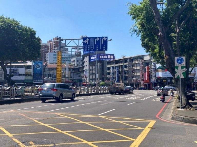 圖片說明：台中市北區五岔路口已將右轉車道由原有1線擴增為2線，並於中間增設「機車優先道」，與右轉汽車做分流。(記者謝榮浤翻攝)