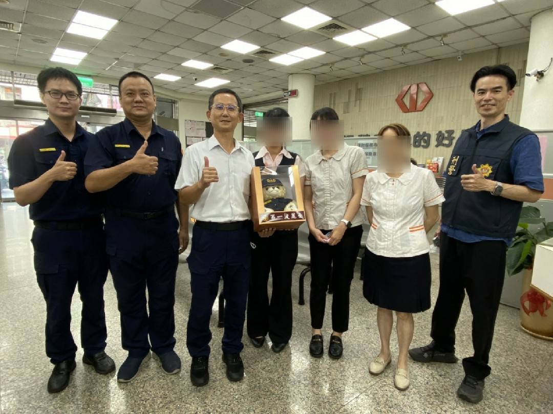圖片說明：中市警第一分局長張啓祥（左3）為感謝台灣企銀行員機警發現並通報警方攔阻，特於日前拜訪頒發紀念品「第一波麗熊」，以表達感謝。(記者謝榮浤翻攝)