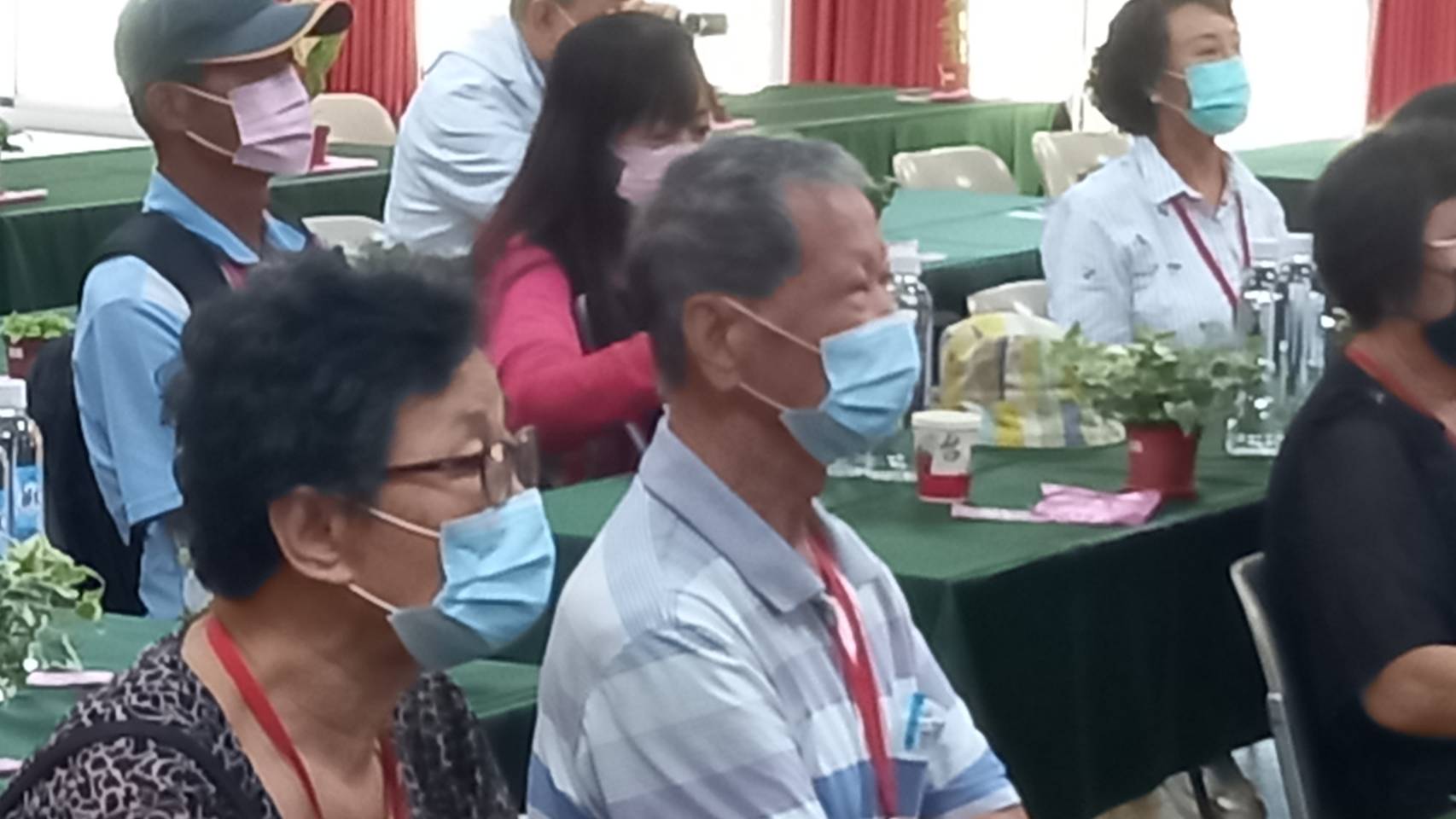 圖片說明：中國醫大附醫病友日月潭國家風景區健康醫療講座，神情專注的病友聆聽最新風濕免疫醫療健康資訊。（圖/救國團台中市南區團委會提供）