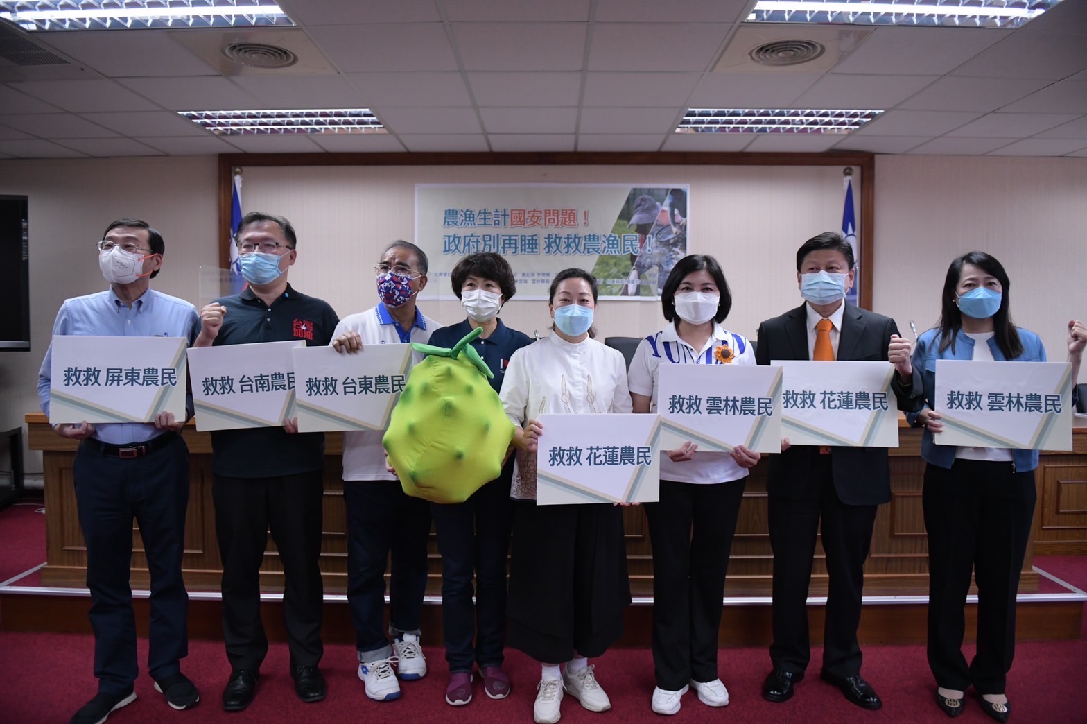 圖片說明:立委傅崐萁(右二)與國民黨立院黨團總召曾銘宗(左一)、書記長李德維(左二)、立委廖國棟(左三)、雲林縣長張麗善(右三)、臺東縣長饒慶鈴(左四)及花蓮縣長徐榛蔚(右四)共同召開記者會為農漁民發聲。(圖/傅崐萁國會辦公室提供)