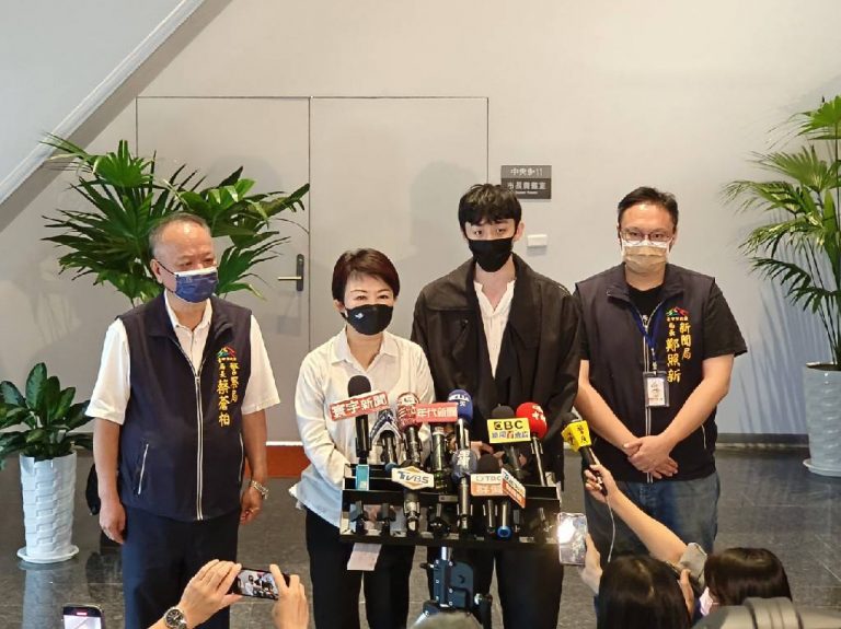 圖片說明：臺中市政府警察局邀請刑事警察局合作「麥擱騙」聯合反詐Youtube百萬訂閱創作者Bump，於日前臺中市治安會報及公安會報聯合會議中，分享其拍攝詐騙影片經驗。 (記者林㤈輝翻攝)