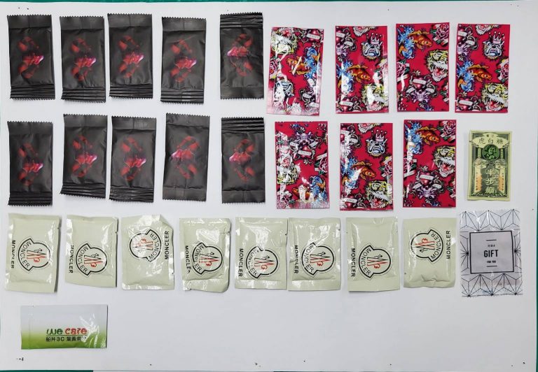 圖片說明：中市警刑大日前執行安居專案，破獲以歇業中古車行作為掩護的毒品分裝場，查獲愷他命15包(毛重近2公斤)、毒品咖啡包41包等贓證物，此為其中部分。 (記者謝榮浤翻攝)