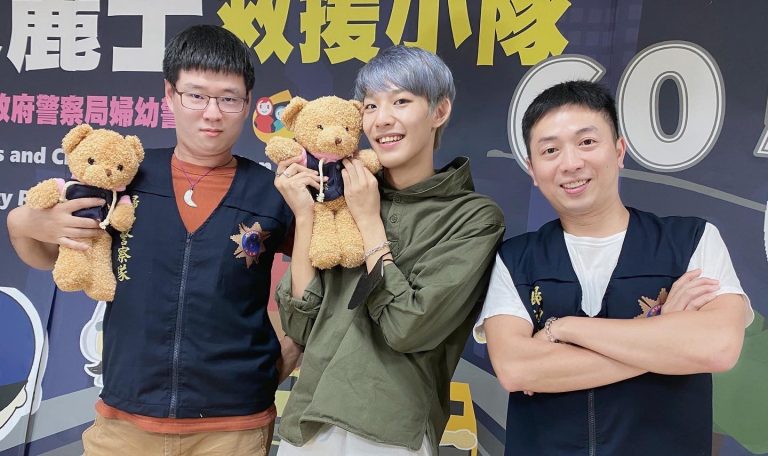 圖片說明：北市警婦幼隊員警與原子少年林煥鈞宣導打工求職安全防範觀念。(記者宋紹誠翻攝)