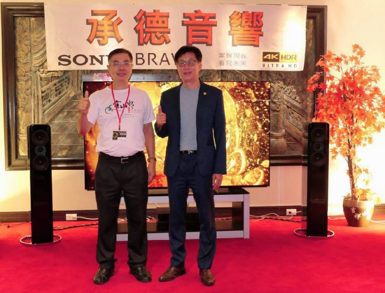 圖片說明:「圓山大飯店」林育生董事長(圖右)親臨展覽現場,並與「承德音響」蔡鴻祺董事長(圖左)親切互動。(記者吳萍拍攝)