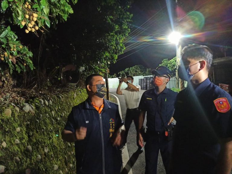 圖片說明：臺中市政府警察局護農專案深獲果農肯定，此為警方執行「護農專案」勤務情形。 (記者林㤈輝翻攝)