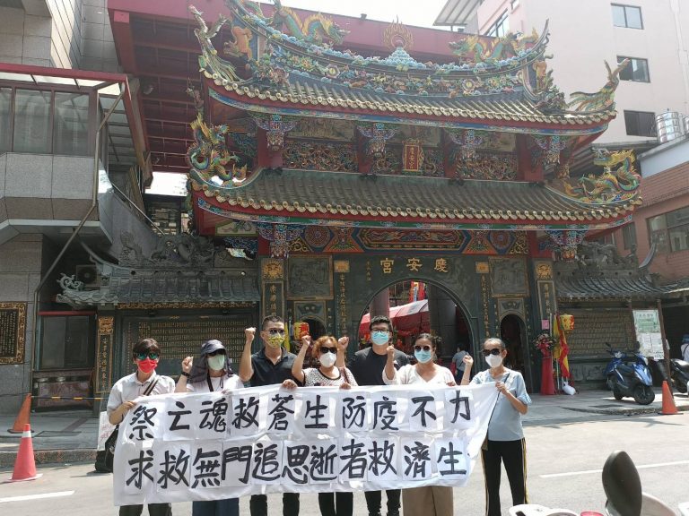 圖片說明：中元普渡祭祀祈福活動過程中，一群民眾手拉著白布條表達心聲，形成罕見景象。(記者宋紹誠翻攝)