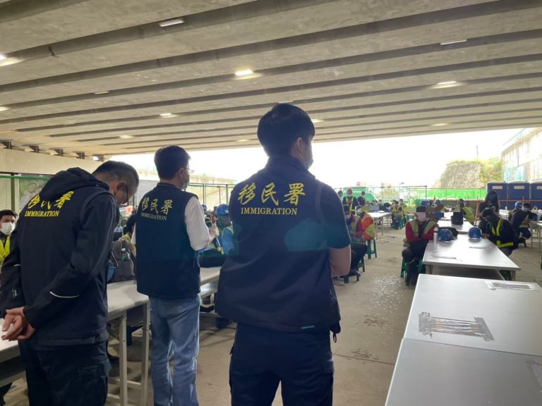 圖片說明：移民署人員於轄內重大工程現場進行法令宣導。（記者吳萍翻攝）