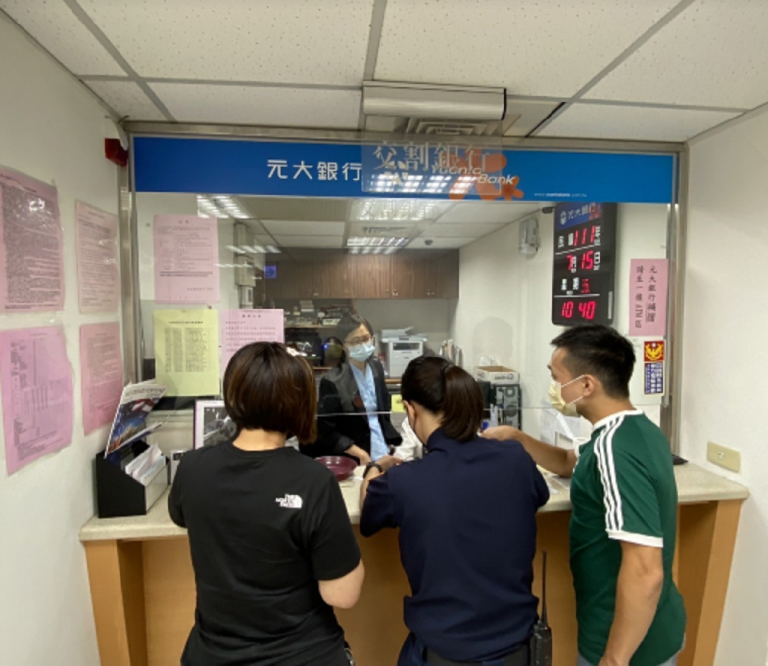 圖片說明：臺中市政府警察局第四分局大墩派出所員警趕赴元大銀行，關懷歐女釐清案情，發現是詐騙集團的騙局。(記者謝榮浤翻攝)