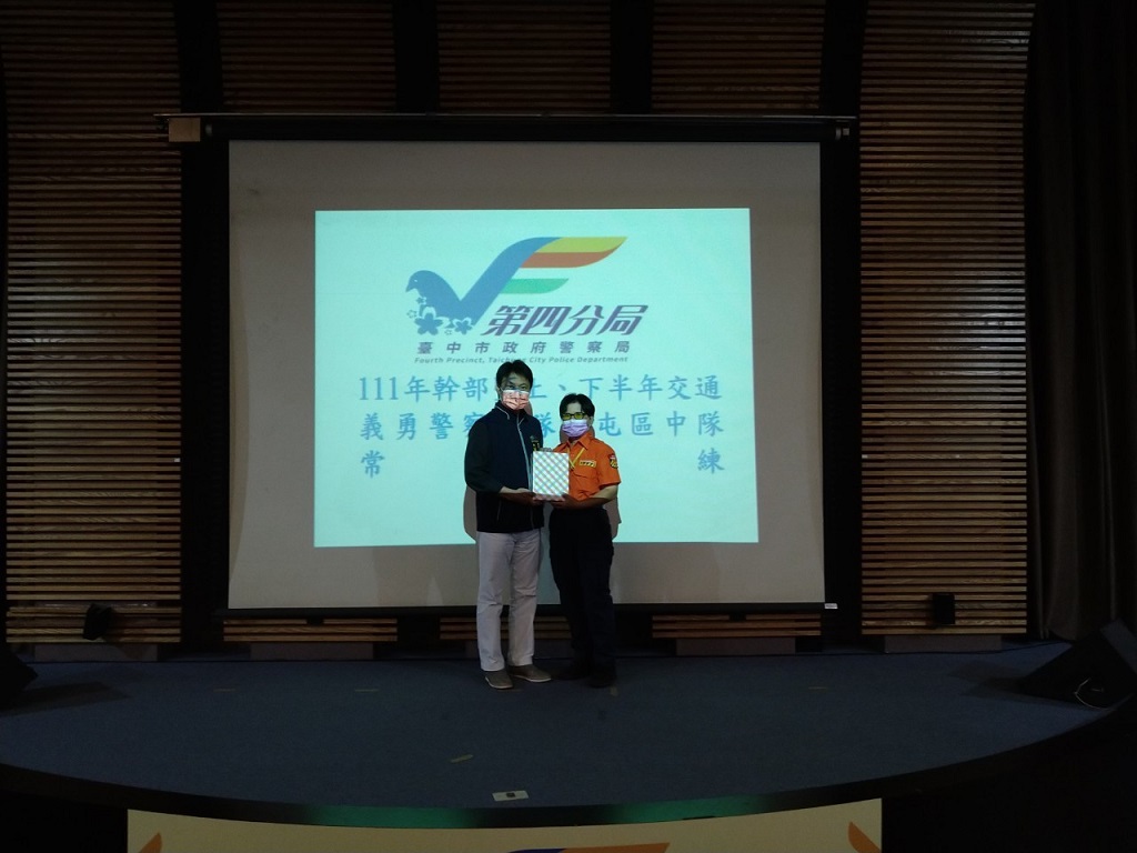 圖片說明：義交大隊大隊長胡栢墩頒發表揚績優義交同仁。(記者謝榮浤翻攝)