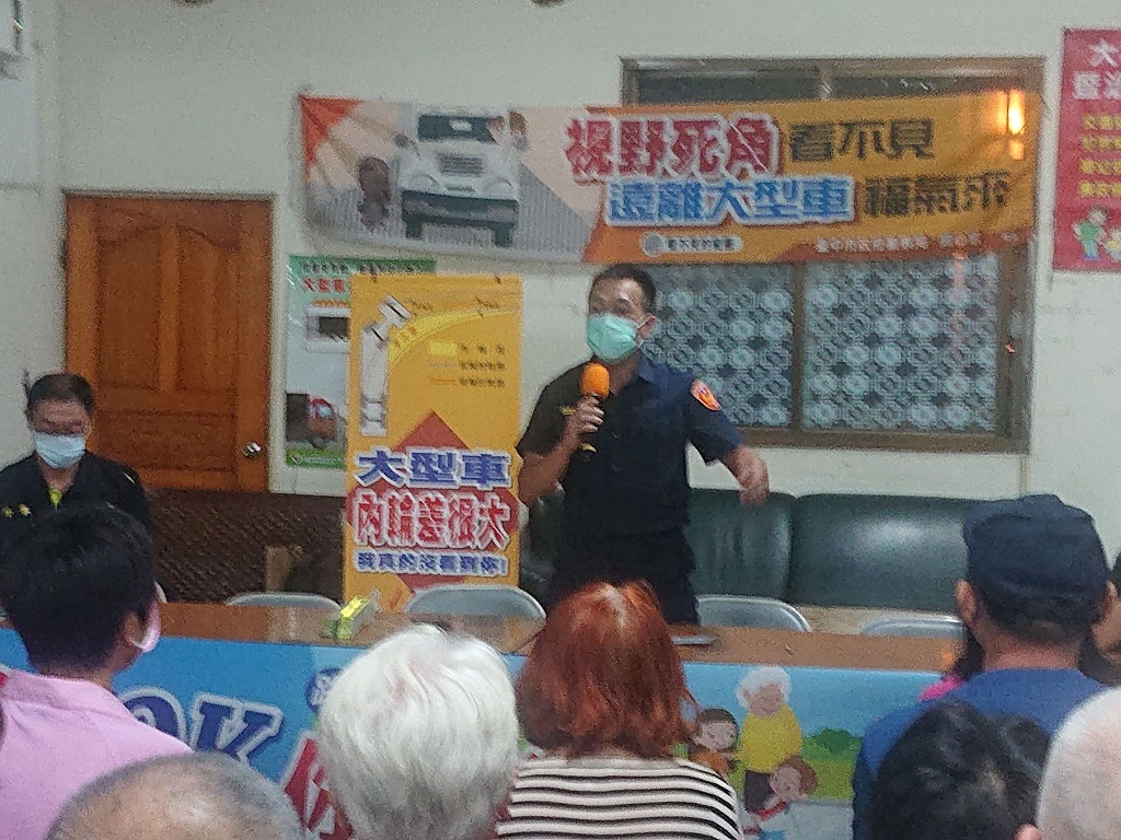 圖片說明：臺中市政府警察局第四分局大墩派出所前往田心里守望相助隊偕同田心里長一同舉辦治安座談會以凝聚社區意識。(記者謝榮浤翻攝) 